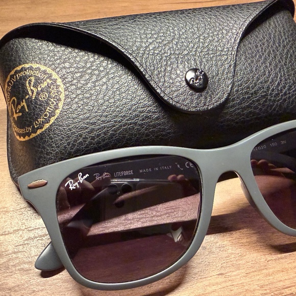 Ray-Ban Wayfarer Liteforce (RB4195)Grey52/20/150